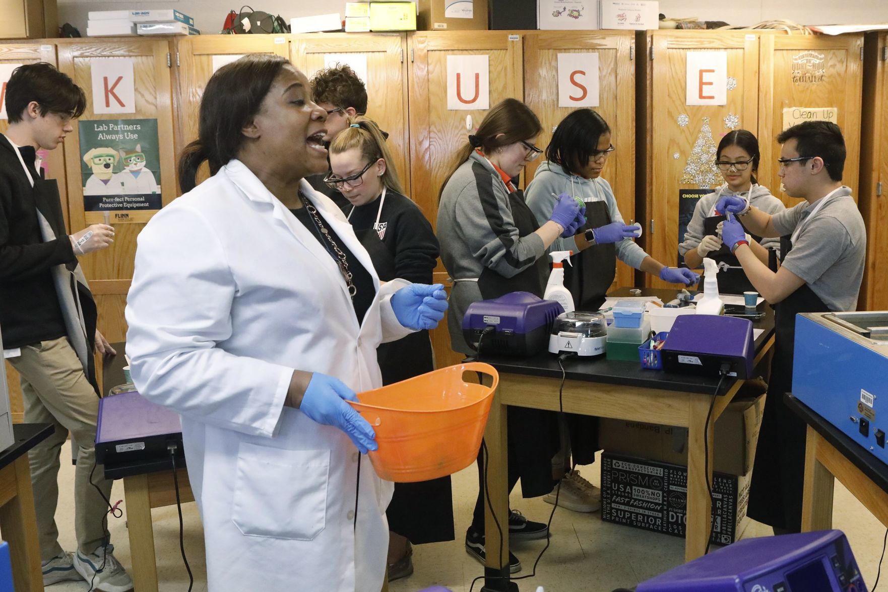 Collegiate students learn about their own DNA